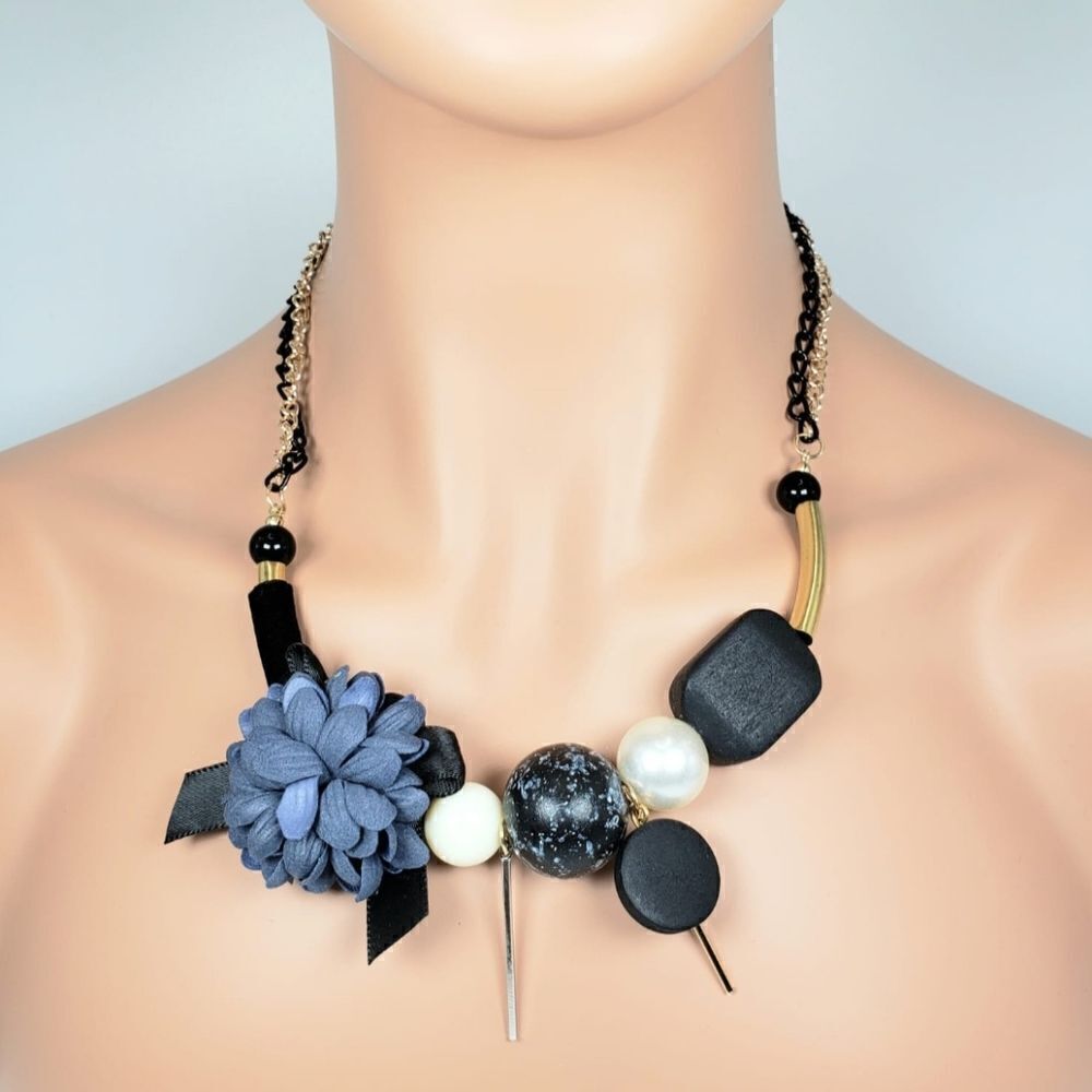 Brand New HandmadeโBlue Flower With StonesโNecklace